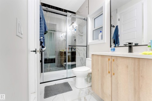 16916 47 Street, Edmonton, AB - Indoor Photo Showing Bathroom