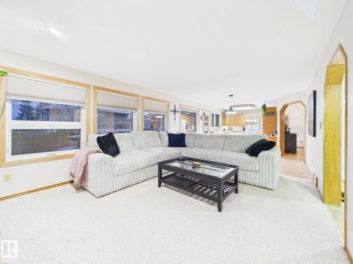 92 Dufferin Street, St. Albert, AB - Indoor Photo Showing Living Room