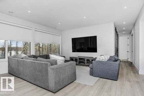 42 2307 Twp Road 522, Rural Parkland County, AB - Indoor Photo Showing Living Room