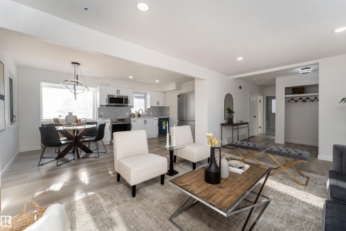 13307 116 Avenue, Edmonton, AB - Indoor Photo Showing Living Room