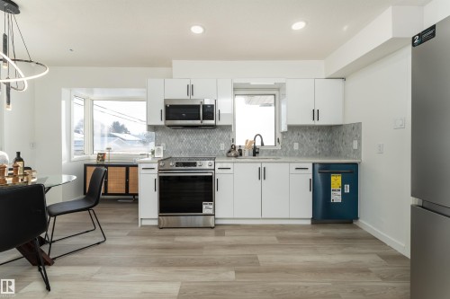 13307 116 Avenue, Edmonton, AB - Indoor Photo Showing Kitchen With Upgraded Kitchen