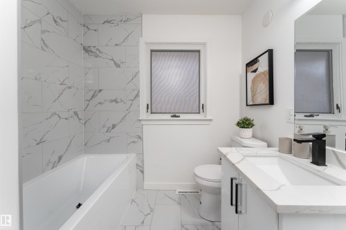 13307 116 Avenue, Edmonton, AB - Indoor Photo Showing Bathroom