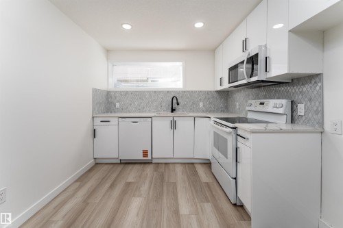 13307 116 Avenue, Edmonton, AB - Indoor Photo Showing Kitchen