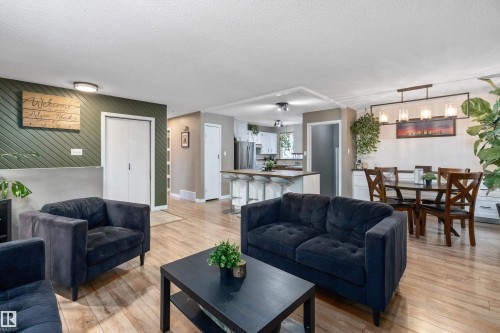 33 Wild Hay Drive, Devon, AB - Indoor Photo Showing Living Room