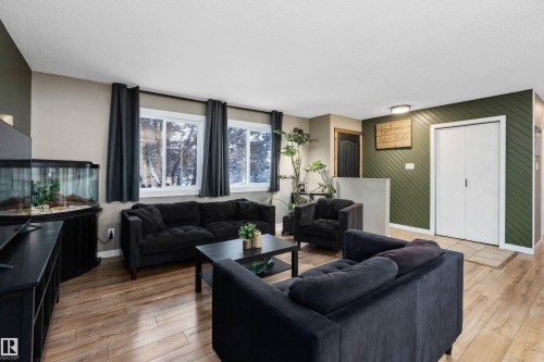 33 Wild Hay Drive, Devon, AB - Indoor Photo Showing Living Room