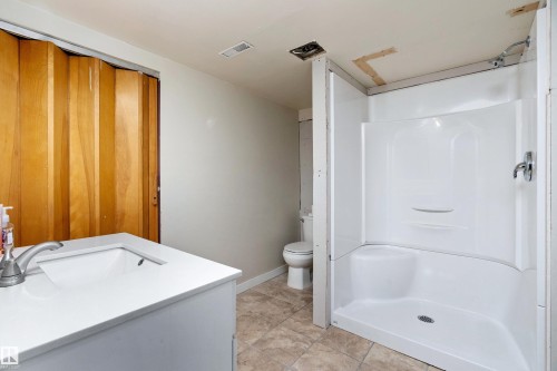 33 Wild Hay Drive, Devon, AB - Indoor Photo Showing Bathroom