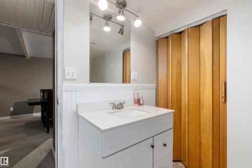 33 Wild Hay Drive, Devon, AB - Indoor Photo Showing Bathroom