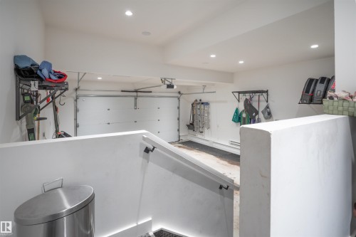 2118 Cavanagh Drive, Edmonton, AB - Indoor Photo Showing Garage