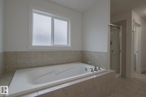 3167 Winspear Crescent Sw, Edmonton, AB - Indoor Photo Showing Bathroom