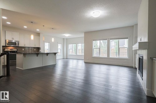 3167 Winspear Crescent Sw, Edmonton, AB - Indoor Photo Showing Kitchen With Upgraded Kitchen