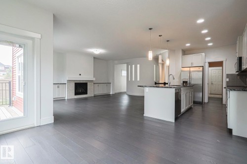 3167 Winspear Crescent Sw, Edmonton, AB - Indoor Photo Showing Kitchen With Upgraded Kitchen