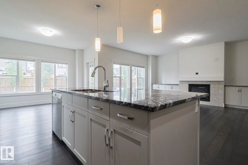 3167 Winspear Crescent Sw, Edmonton, AB - Indoor Photo Showing Kitchen With Upgraded Kitchen