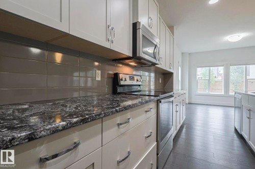 3167 Winspear Crescent Sw, Edmonton, AB - Indoor Photo Showing Kitchen With Upgraded Kitchen