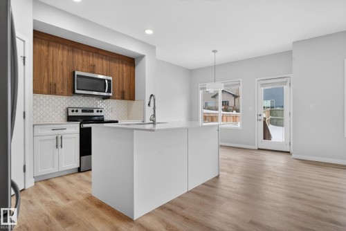 9125 Pear Drive, Edmonton, AB - Indoor Photo Showing Kitchen