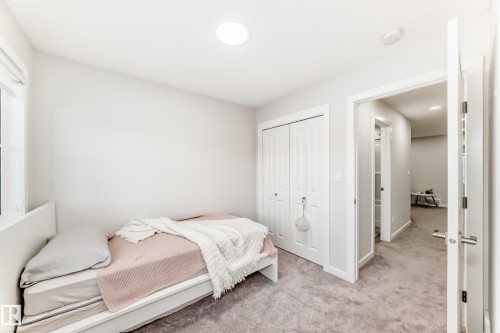 332 29 Street, Edmonton, AB - Indoor Photo Showing Bedroom