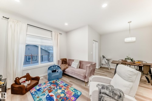 332 29 Street, Edmonton, AB - Indoor Photo Showing Living Room