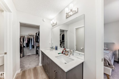 332 29 Street, Edmonton, AB - Indoor Photo Showing Bathroom