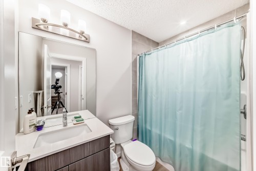 332 29 Street, Edmonton, AB - Indoor Photo Showing Bathroom