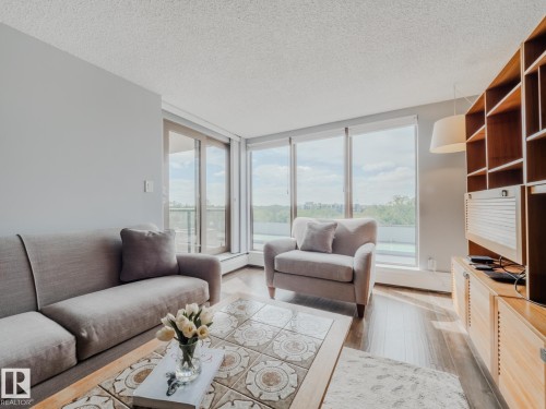 600 10149 Saskatchewan Drive, Edmonton, AB - Indoor Photo Showing Living Room