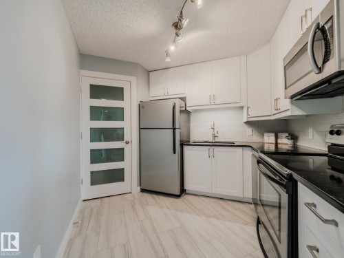 600 10149 Saskatchewan Drive, Edmonton, AB - Indoor Photo Showing Kitchen