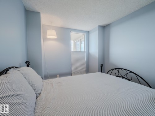 600 10149 Saskatchewan Drive, Edmonton, AB - Indoor Photo Showing Bedroom