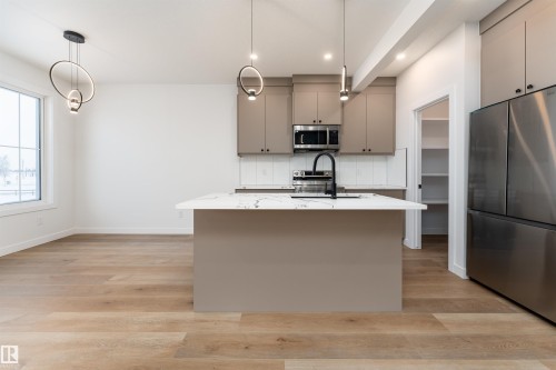 186 Elliot Wynd, Fort Saskatchewan, AB - Indoor Photo Showing Kitchen With Upgraded Kitchen