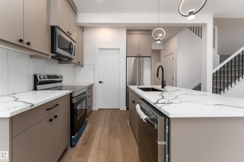 186 Elliot Wynd, Fort Saskatchewan, AB - Indoor Photo Showing Kitchen With Upgraded Kitchen