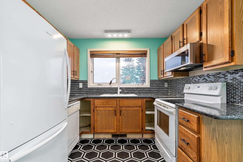 128 Warwick Crescent, Edmonton, AB - Indoor Photo Showing Kitchen