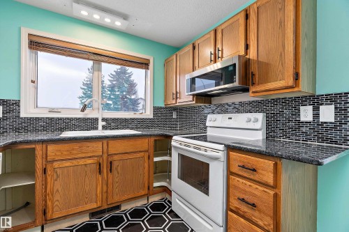 128 Warwick Crescent, Edmonton, AB - Indoor Photo Showing Kitchen