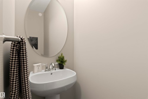 3925 Cherry Cove Cove, Edmonton, AB - Indoor Photo Showing Bathroom