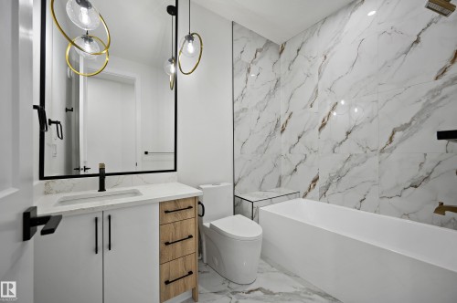 2020 Collip Crescent Sw, Edmonton, AB - Indoor Photo Showing Bathroom