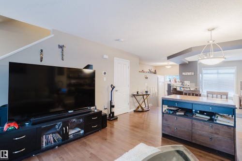 81 1804 70 Street, Edmonton, AB - Indoor Photo Showing Living Room