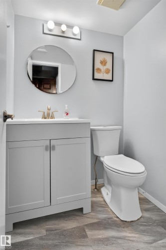 14017 121 Street, Edmonton, AB - Indoor Photo Showing Bathroom