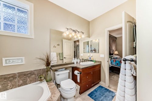 31 1407 Glastonbury Boulevard, Edmonton, AB - Indoor Photo Showing Bathroom