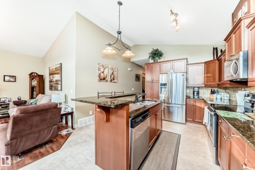 31 1407 Glastonbury Boulevard, Edmonton, AB - Indoor Photo Showing Kitchen With Double Sink