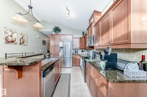 31 1407 Glastonbury Boulevard, Edmonton, AB - Indoor Photo Showing Kitchen With Double Sink