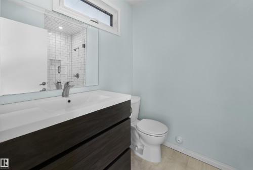 6628 124 Street, Edmonton, AB - Indoor Photo Showing Bathroom