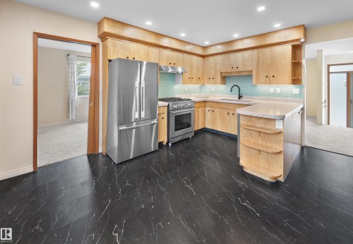 6628 124 Street, Edmonton, AB - Indoor Photo Showing Kitchen With Upgraded Kitchen