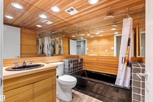 14403 83 Avenue, Edmonton, AB - Indoor Photo Showing Bathroom