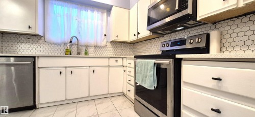 3619 30 Avenue, Edmonton, AB - Indoor Photo Showing Kitchen