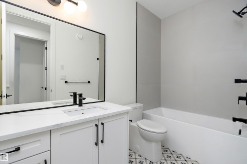 6887 Knox Loop Sw, Edmonton, AB - Indoor Photo Showing Bathroom