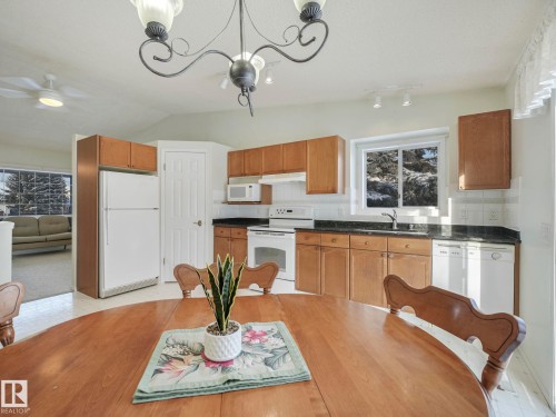 49 Aberdeen Way, Stony Plain, AB - Indoor Photo Showing Kitchen
