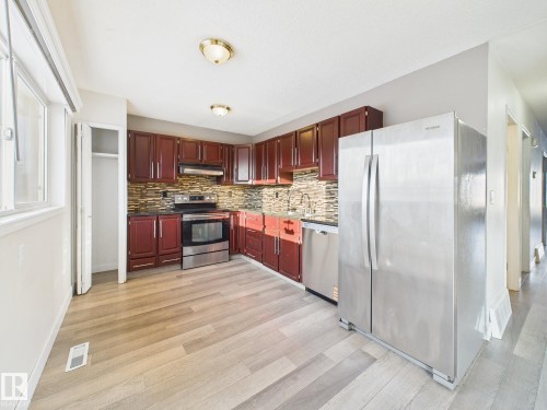 18737 70 Avenue, Edmonton, AB - Indoor Photo Showing Kitchen