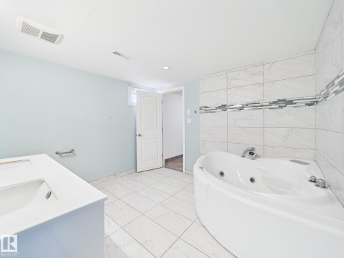 18737 70 Avenue, Edmonton, AB - Indoor Photo Showing Bathroom