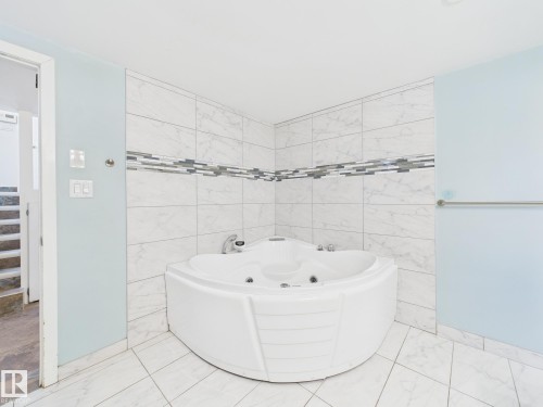 18737 70 Avenue, Edmonton, AB - Indoor Photo Showing Bathroom