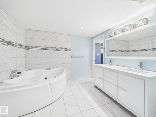 18737 70 Avenue, Edmonton, AB - Indoor Photo Showing Bathroom