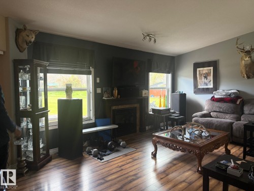56509 Hwy 32, Rural Yellowhead, AB - Indoor Photo Showing Living Room With Fireplace