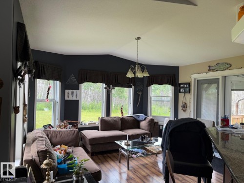 56509 Hwy 32, Rural Yellowhead, AB - Indoor Photo Showing Living Room