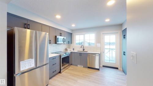 20 Elizabeth Gardens, Spruce Grove, AB - Indoor Photo Showing Kitchen With Upgraded Kitchen