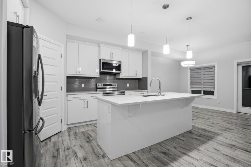 7438 Chivers Crescent, Edmonton, AB - Indoor Photo Showing Kitchen With Upgraded Kitchen